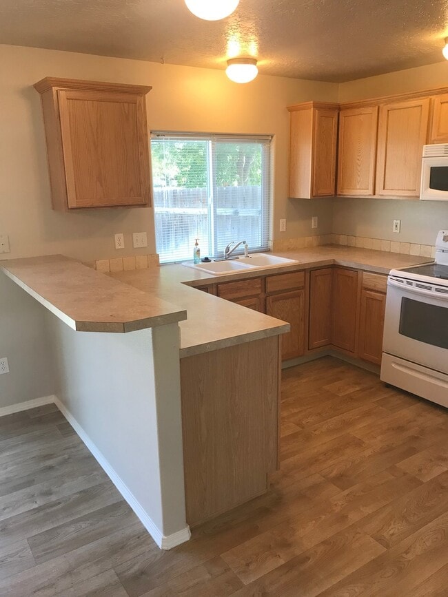Building Photo - Ready Now / 4 Bed PLUS Large BONUS ROOM and 2.5 BA great spacious home!