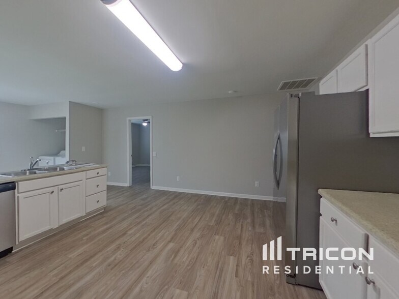 Building Photo - 5411 Peachwood Dr