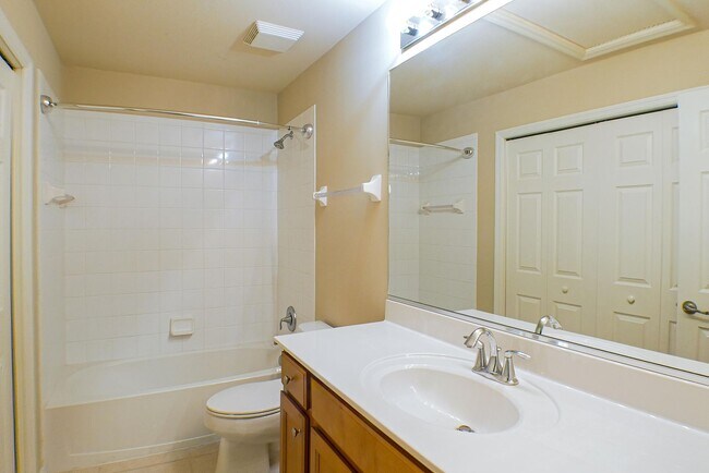 Building Photo - Spacious Townhouse in a Gated community in...
