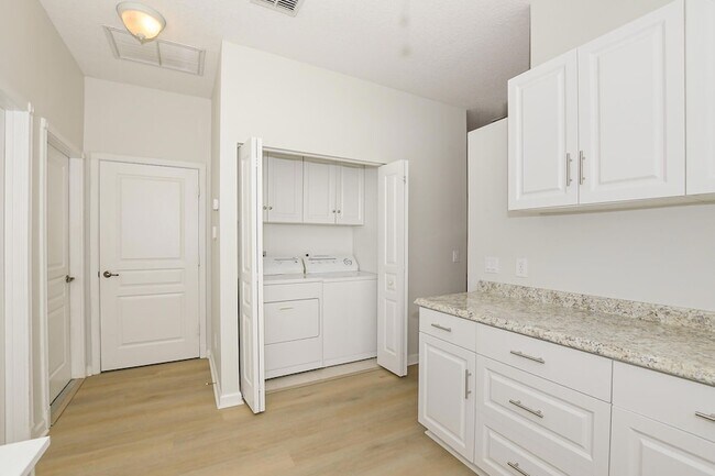 Building Photo - 649 NE Bent Paddle Ln