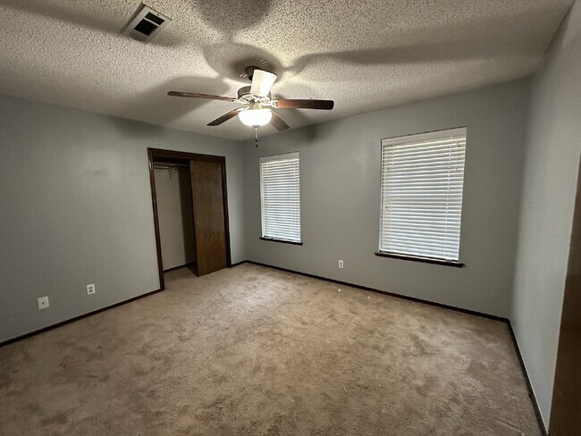 Building Photo - 2147 Loren Cir