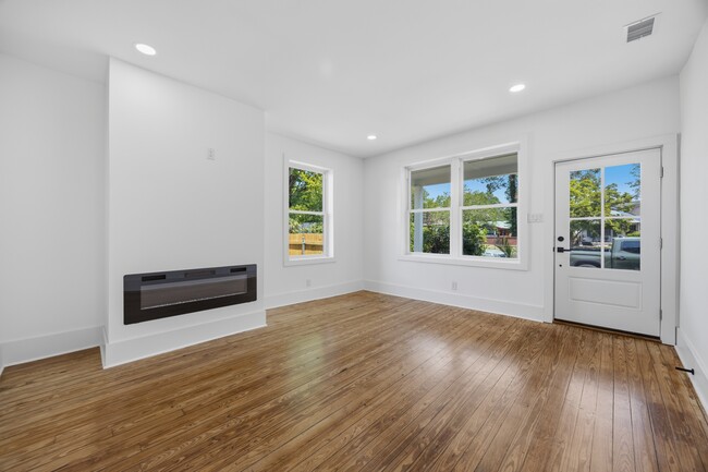 Building Photo - 721 W 47th St