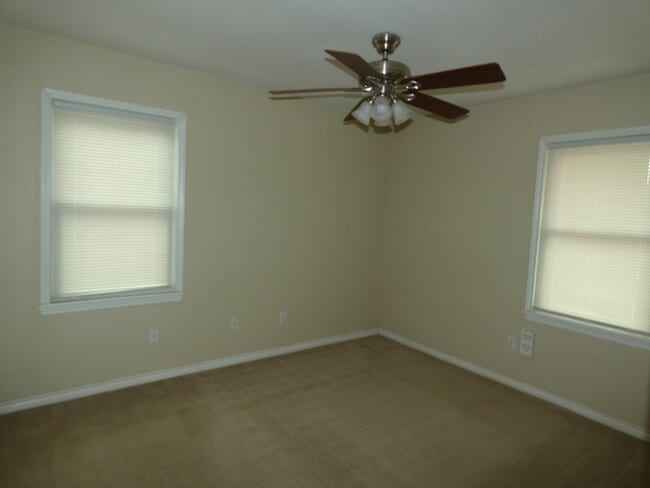 Building Photo - 2 bedroom, 1 bath