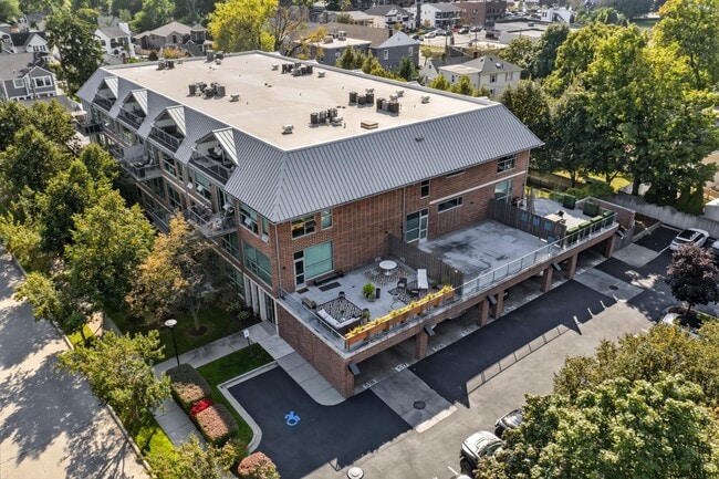Building Photo - 300 Hamilton St