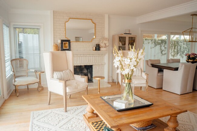 Building Photo - Waterfront 4 Bedroom