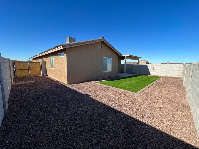 Building Photo - 4 BEDROOM HOME!