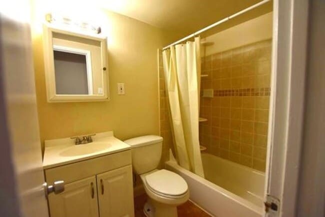 Building Photo - SUNNY & SPACIOUS 2 BR CONDO IS AVAILABLE IN COLLEGE PARK WALKING DISTANCE TO UMD