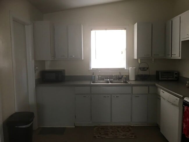 Building Photo - 3 Bed House on Atkamire Drive, close to stadium. Available August 2026!