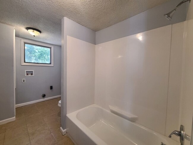 Building Photo - Spacious 3-bedroom, 1-bathroom home in Baroda