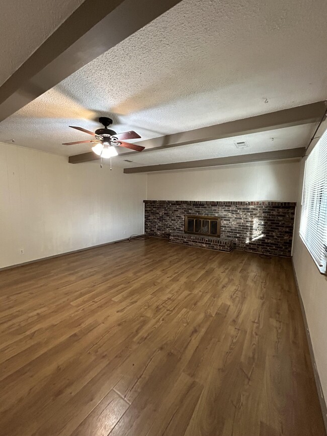 Building Photo - 12204 Baja Dr NE