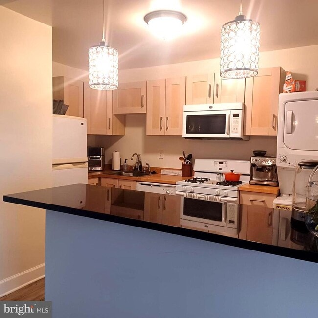 Building Photo - 3705 S George Mason Dr