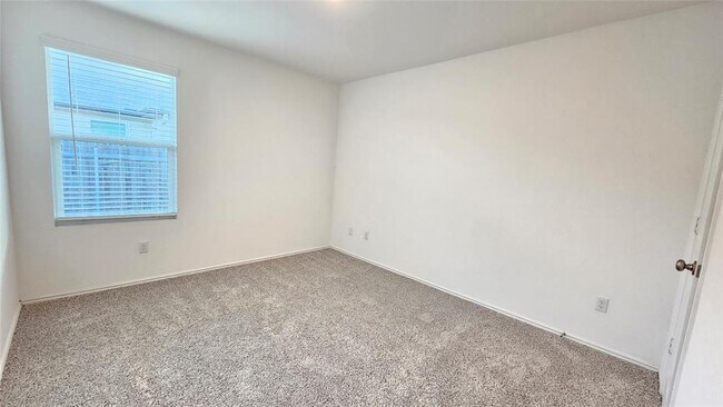 Building Photo - 195 Salt Springs Rd