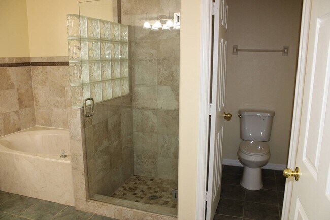 Building Photo - 353 Heather Hills Dr