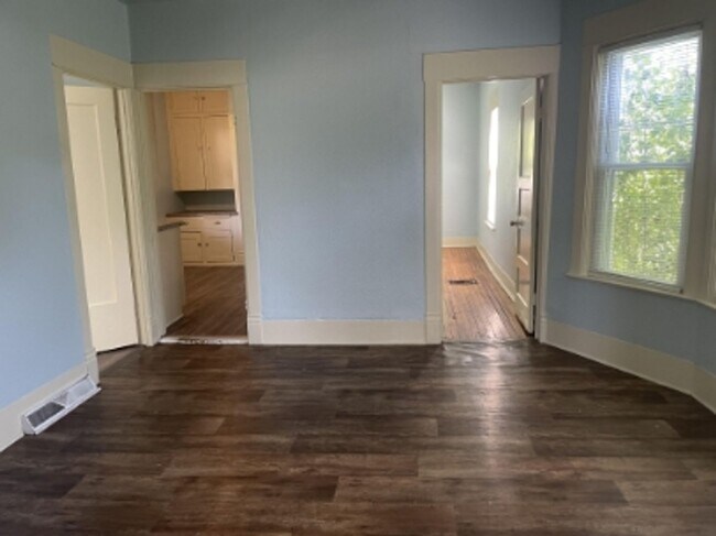 Building Photo - 406 Naymut St