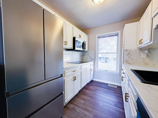 Building Photo - 3 Bedroom 2 Bathroom Home- Small Pets Okay