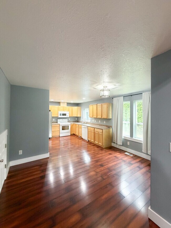 Building Photo - Beautiful 3 Bedroom Home in North East Salem