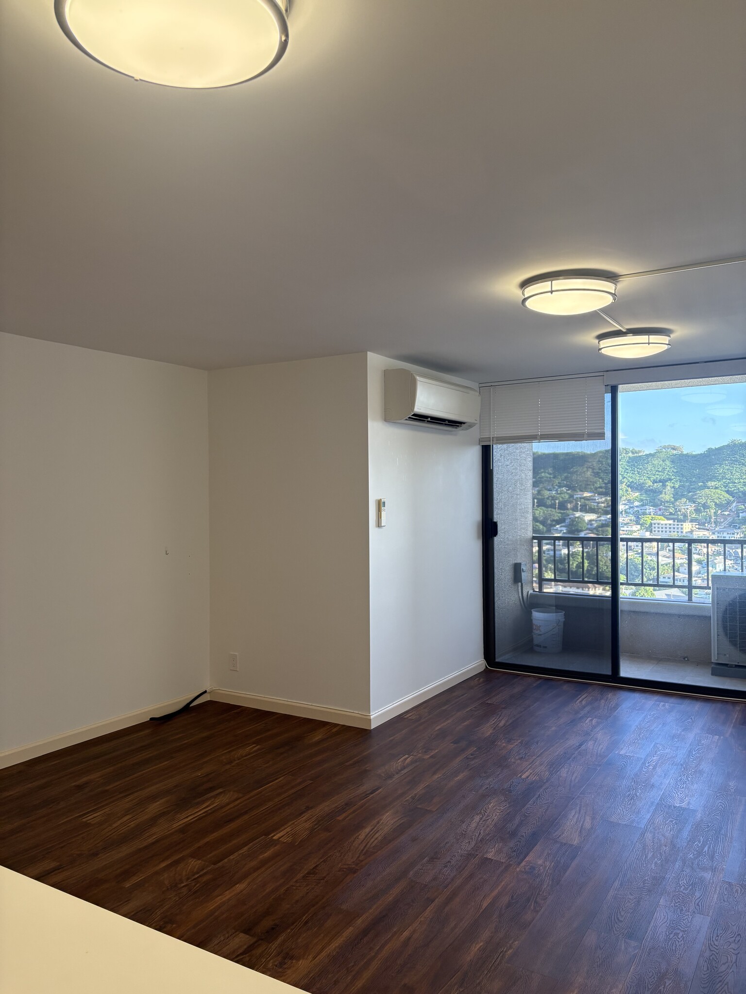 Livingroom Corner - 55 S Judd St