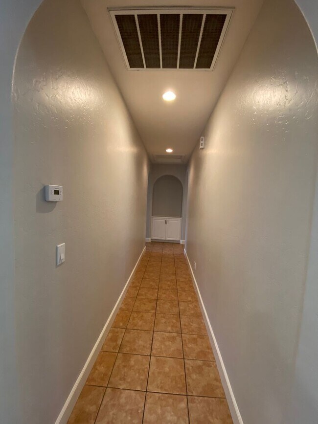 Building Photo - NW Visalia Home Rent Ready! !