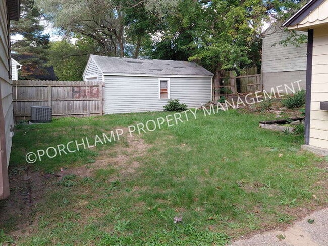 Building Photo - 1524 Edward Ave SE