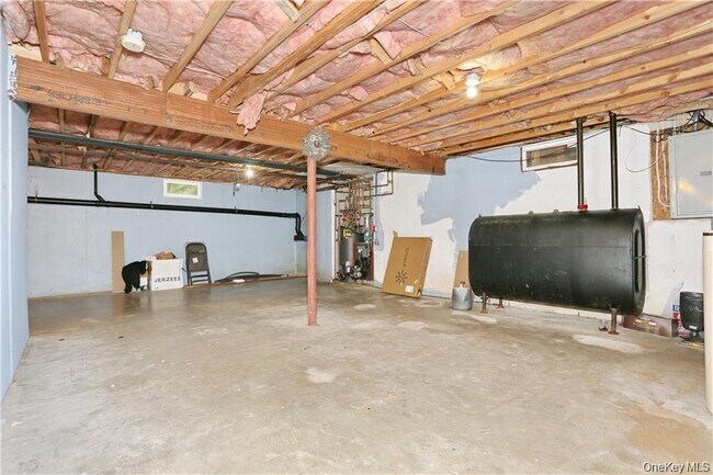 Building Photo - 80 Old Quaker Hill Rd