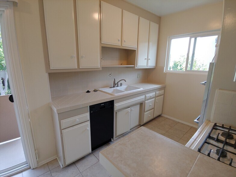 3 - 1115 Rexford Dr