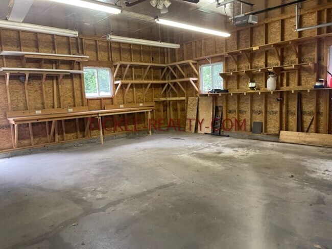 Building Photo - 3 Bedroom Ranch - Huge Garage - Fenced Yard