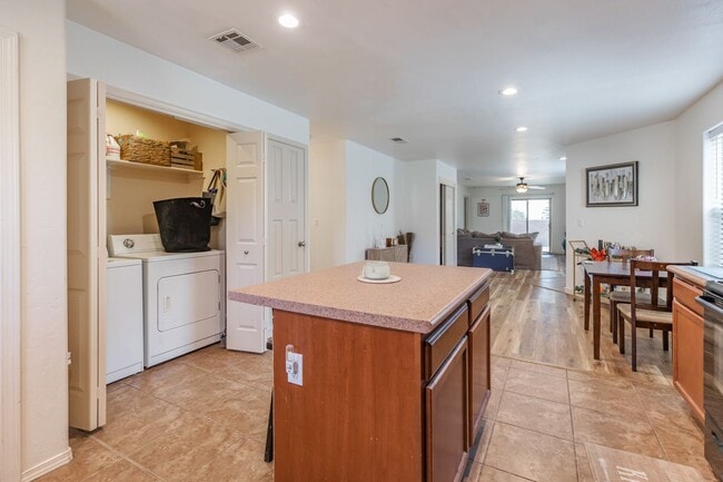 Building Photo - 3 Bedroom, 2 Bath in a Private Cul De Sac
