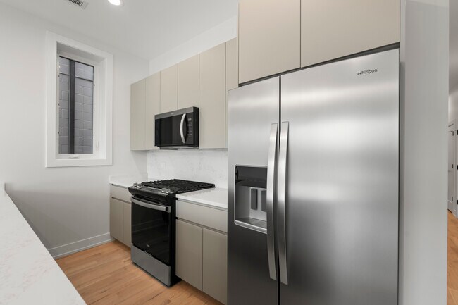 Building Photo - 428 E 50th Pl