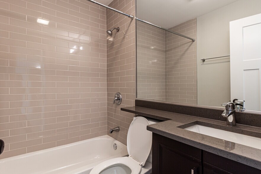 Building Photo - 525 W Surf St