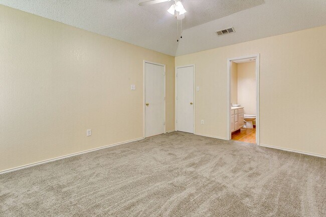 Building Photo - Excellent 3 Bedroom 2 Bath with many featu...