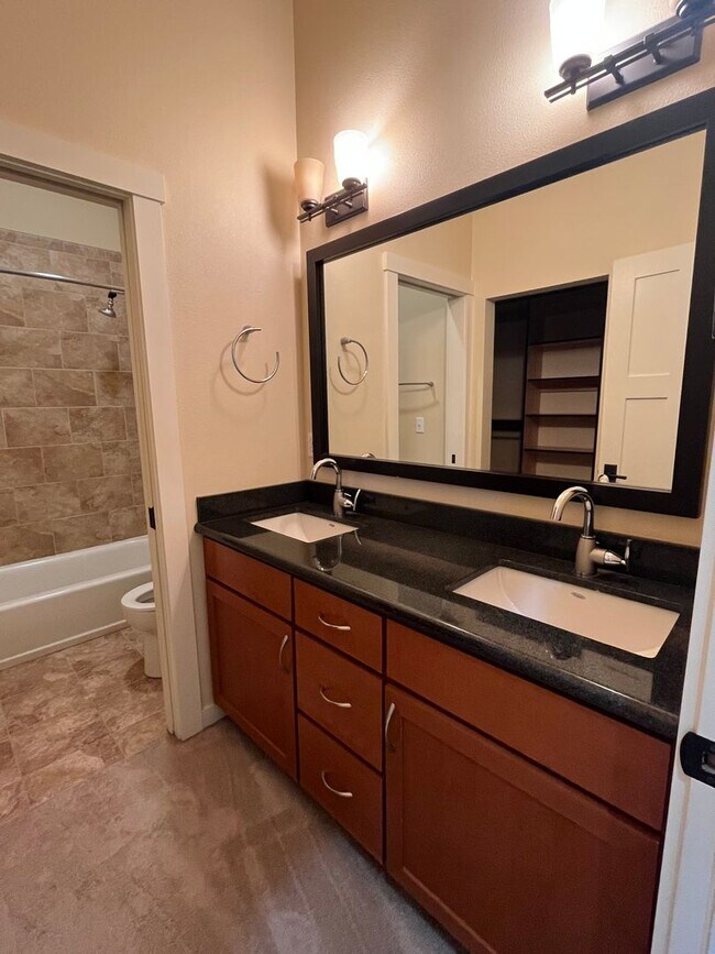 Building Photo - 3-Bedroom Condo in Cal Young