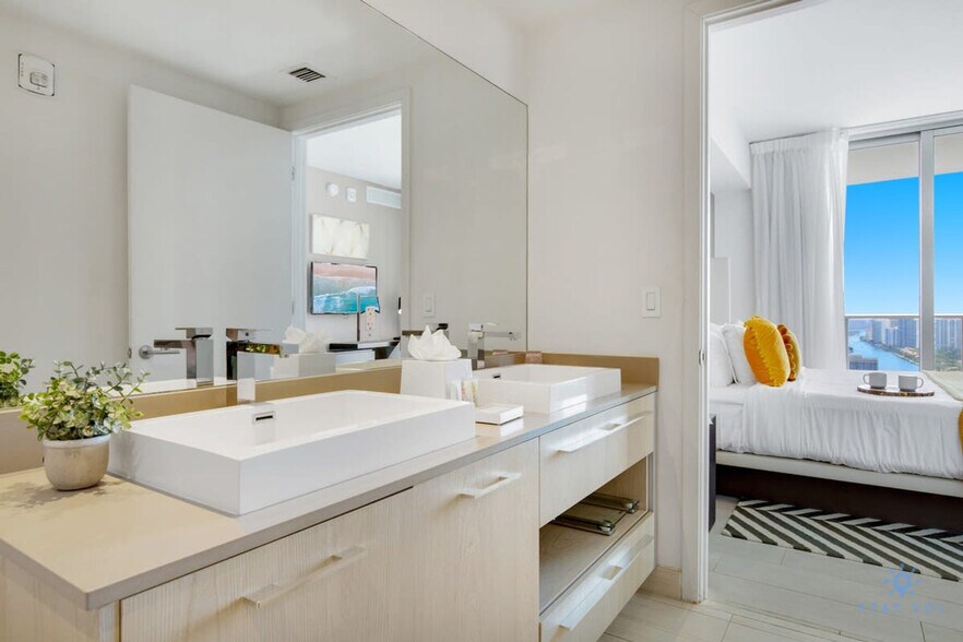 Building Photo - 4010 S Ocean Dr