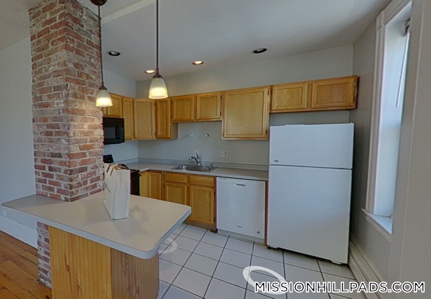 Primary Photo - 1538 Tremont St