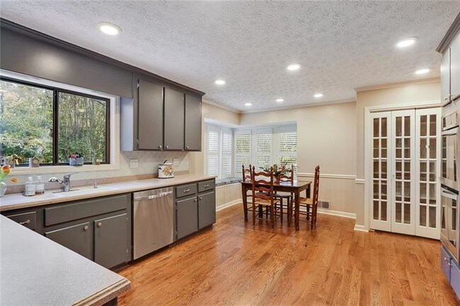 Building Photo - 586 Starlight Dr NE