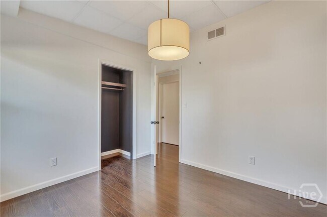 Building Photo - 2337 Shirley Dr