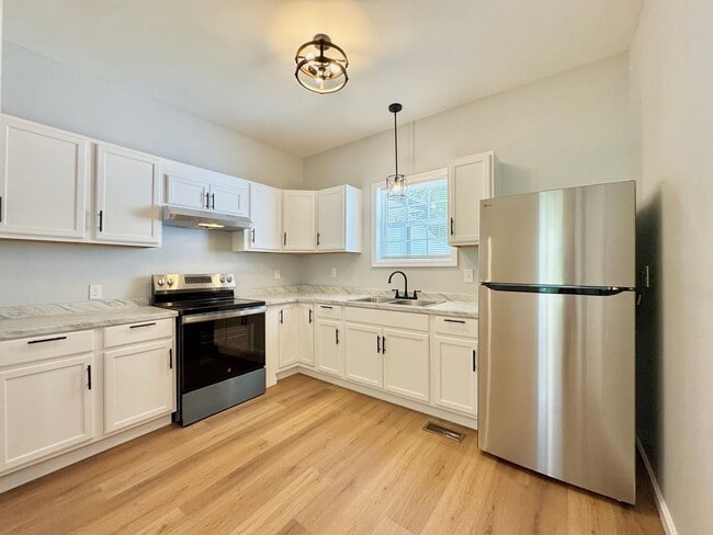 Building Photo - Your search ends here! Rent today!!