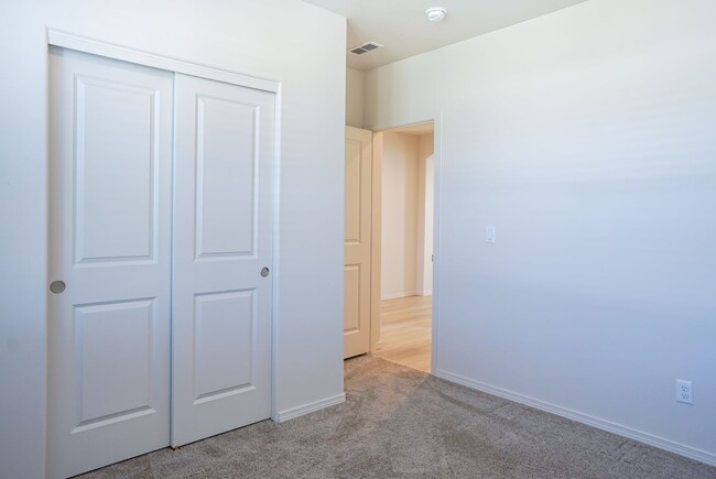 Building Photo - Charming and Exceptionally Clean, 3 Bedroom