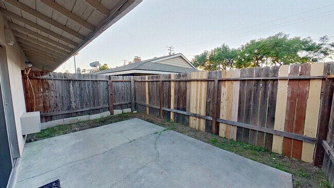 Building Photo - Lease listing - Pasadena Ave