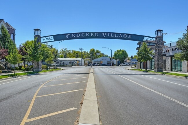 Building Photo - 3 bedroom | 2.5 bathroom | Crocker Village Brownstone