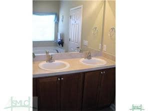 Building Photo - In the Heart of Richmond Hill - Available on  4/7/26