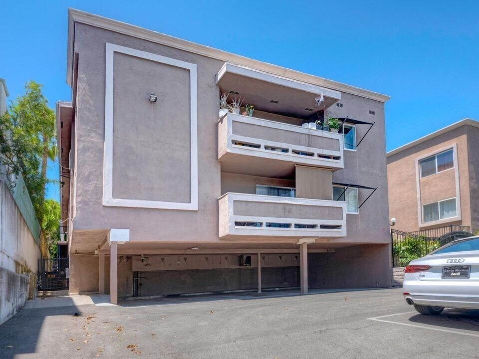 Building Photo - 833 S Plymouth Blvd