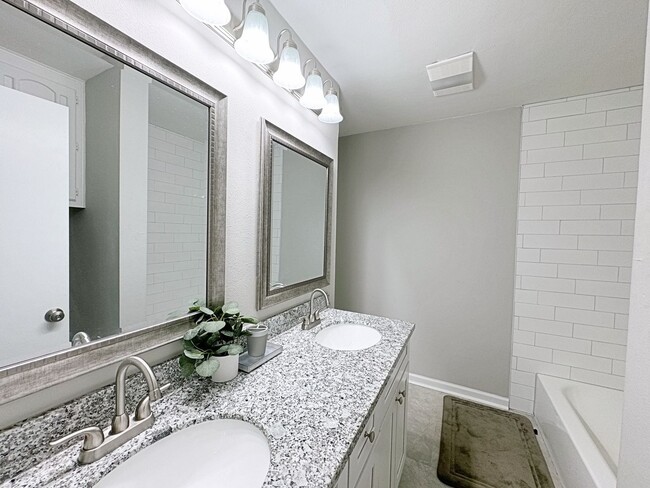Building Photo - 4 Bedroom Furnished or UnFurnished rental