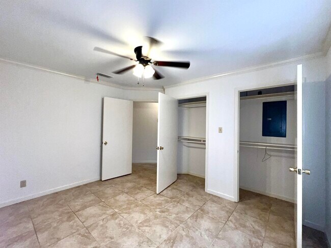 Building Photo - 601 St James Dr