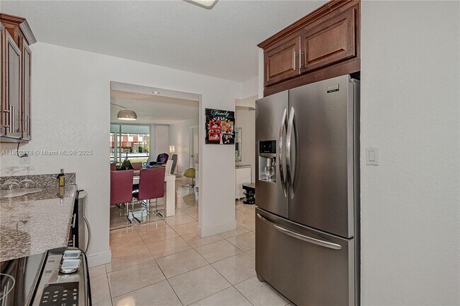 Building Photo - 9410 N Hollybrook Lake Dr