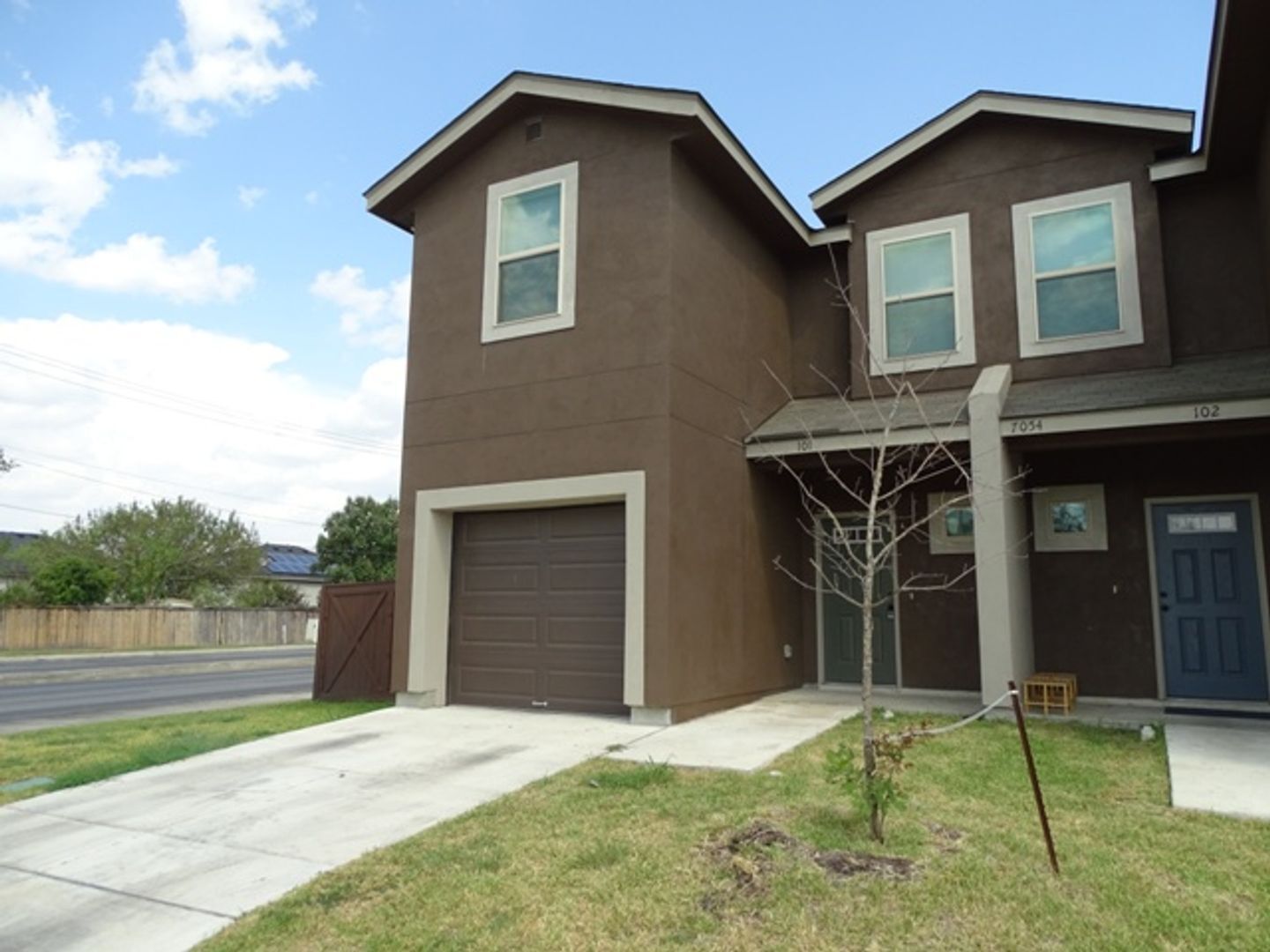 Building Photo - 7054 Lakeview Dr