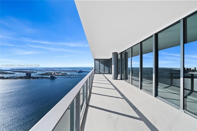 Building Photo - 700 NE 24th St