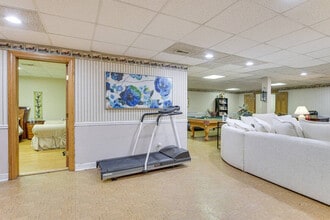 Building Photo - 7 Creekside Ln