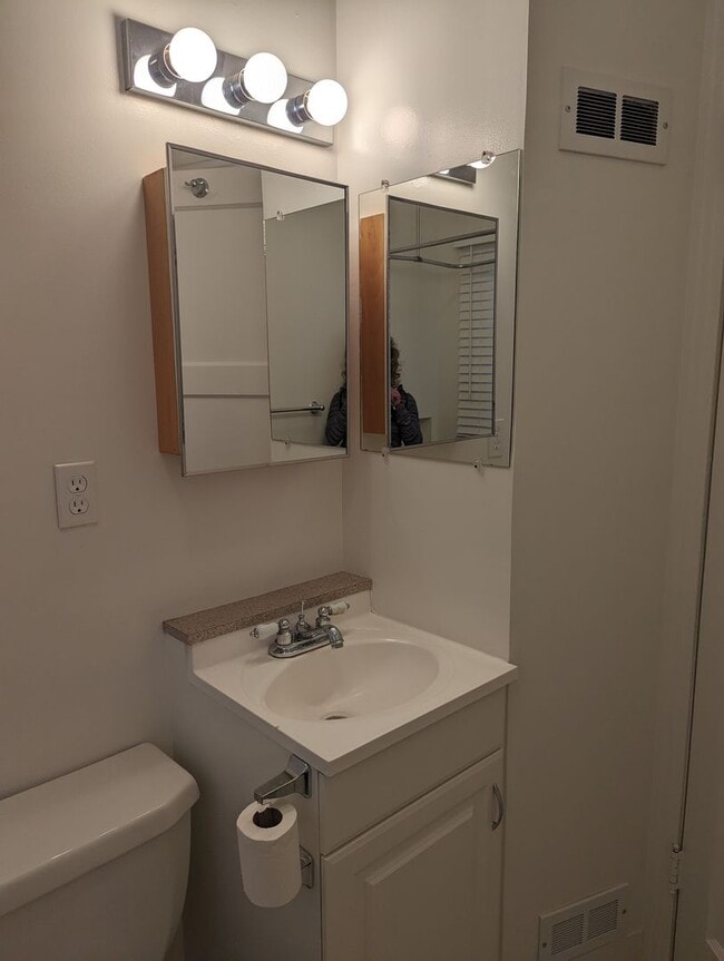 Building Photo - 2 Bedroom 1 Bathroom Single Family Home ju...