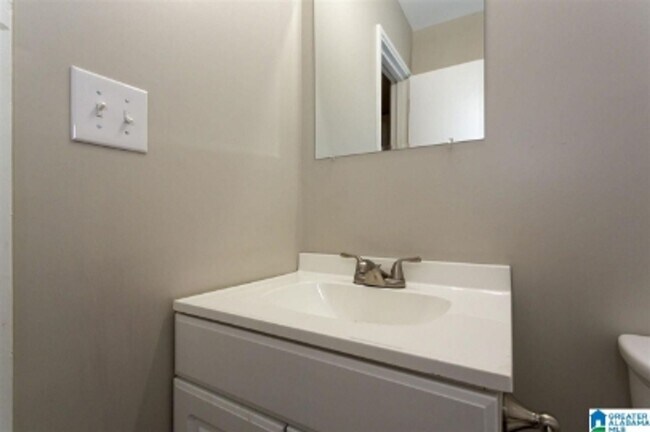 Building Photo - Flexible 3BR/2BA or 2BR + Den Home