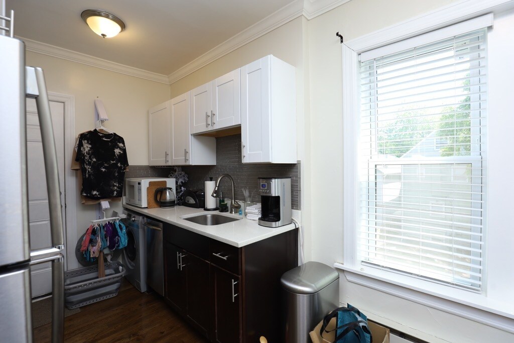Building Photo - 3817 N Greenview